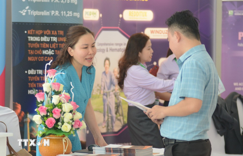 Triển lãm trưng bày sản phẩm y tế bên lề hội nghị. (Ảnh: Văn Dũng/TTXVN)