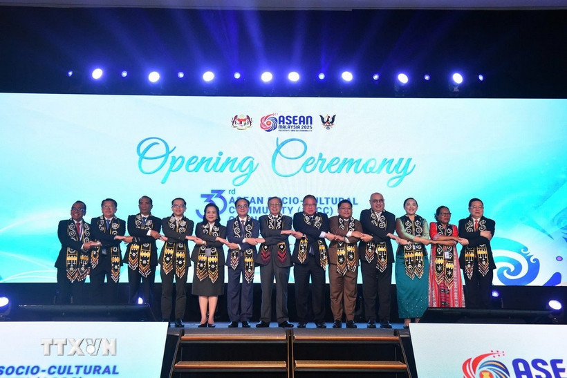 Bộ trưởng Cộng đồng Văn hóa-Xã hội các nước ASEAN chụp ảnh chung tại Hội nghị ASCC 33. (Ảnh: Hằng Linh/TTXVN)