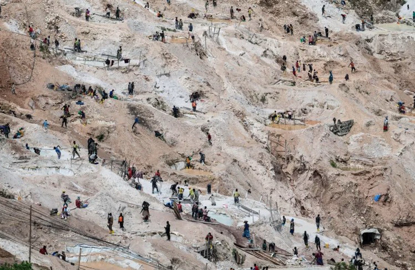 Công nhân khai thác mỏ ở Cộng hòa Dân chủ Congo. (Nguồn: AP)