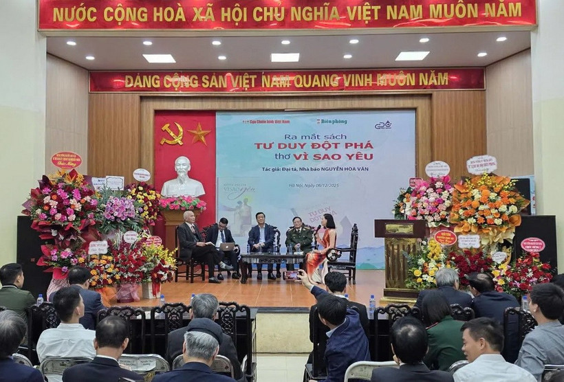 Giao lưu khách mời tại Lễ ra mắt sách. (Nguồn: Vietnam+)