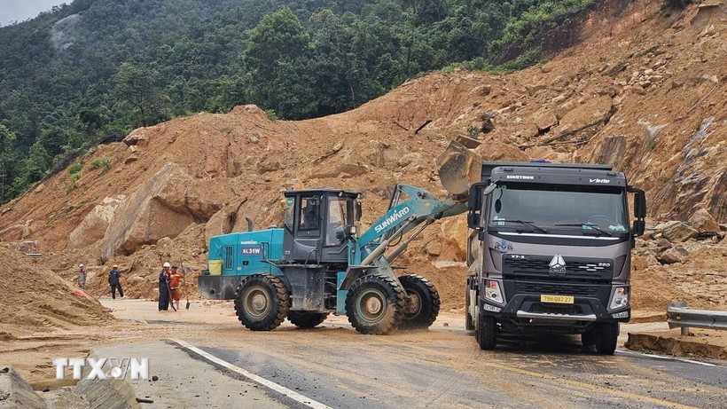 Mặt đường đèo Khánh Lê đã cơ bản được dọn dẹp thông thoáng hai làn xe, tạo điều kiện để sớm tổ chức lưu thông 1 chiều vào ban ngày sau khi 2 tỉnh Khánh Hòa và Lâm Đồng kiểm tra an toàn. (Ảnh: TTXVN phát)