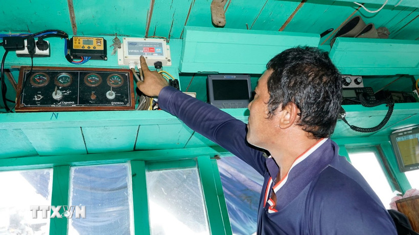 Ngư dân Gia Lai kiểm tra thiết bị giám sát hành trình trước khi đi biển. (Ảnh: Đình Quân/TTXVN)