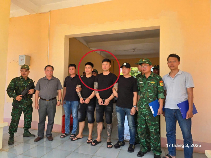 Tổ công tác của Phòng Cảnh sát hình sự Công an tỉnh Phú Yên phối hợp Đồn biên phòng cửa khẩu quốc tế Lệ Thanh bắt giữ Ngô Quyết Nhu, Ngô Viết Tiến sau khi hai đối tượng này bị nhà chức trách tỉnh Ratanakiri (Campuchia) trục xuất về Việt Nam. (Nguồn: Cơ quan Công an)