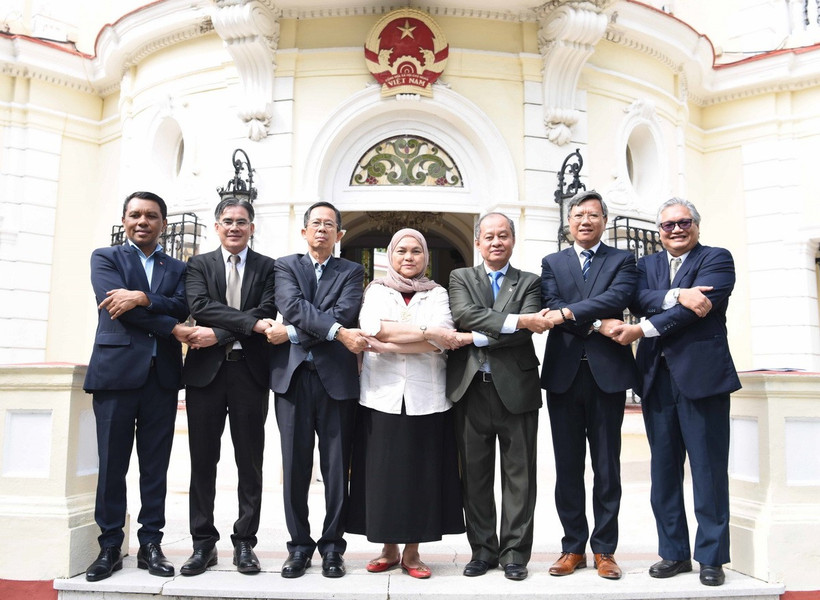 Các đại sứ của các quốc gia ASEAN ở Cuba (Malaysia, Indonesia, Philipines, Thái Lan và Việt Nam) và Timor-Leste, quốc gia trong lộ trình gia nhập “mái nhà chung” ASEAN, chụp ảnh chung. (Ảnh: Việt Hùng/TTXVN)