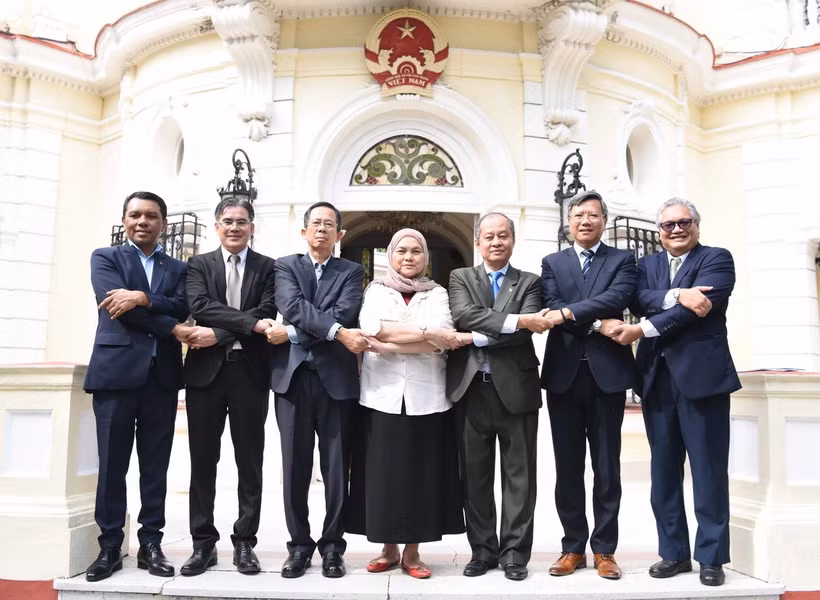 Các đại sứ của các quốc gia ASEAN ở Cuba (Malaysia, Indonesia, Philipines, Thái Lan và Việt Nam) và Timor-Leste, quốc gia trong lộ trình gia nhập “mái nhà chung” ASEAN, chụp ảnh chung. (Ảnh: Việt Hùng/TTXVN)
