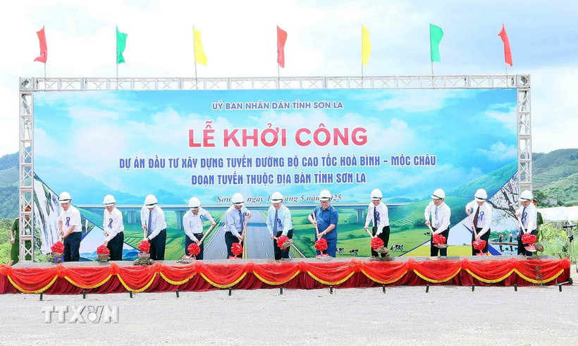 Đại biểu thực hiện nghi thức khởi công dự án đầu tư xây dựng tuyến đường bộ cao tốc Hòa Bình-Mộc Châu, đoạn tuyến thuộc địa bàn tỉnh Sơn La. (Ảnh: Quang Quyết/TTXVN)
