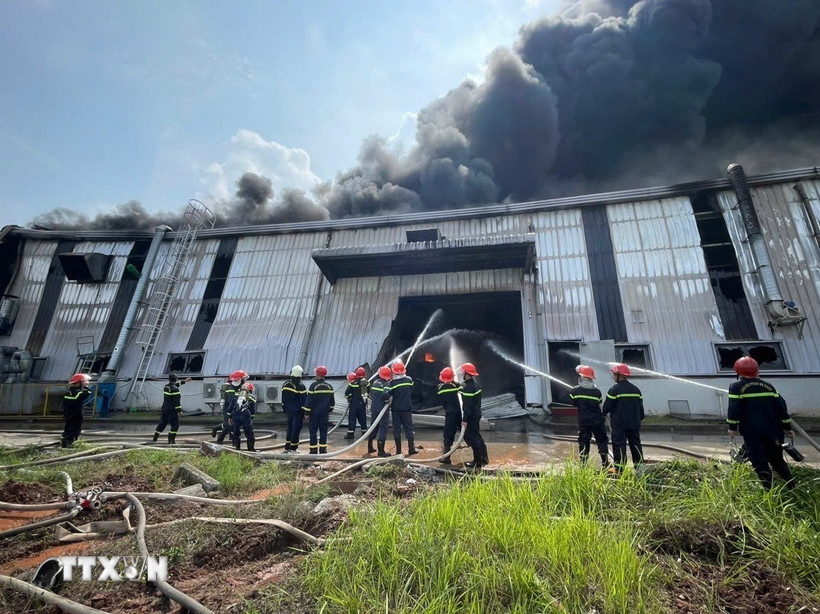 Lực lượng chữa cháy nỗ lực dập lửa. (Ảnh: Hoàng Hùng/TTXVN)