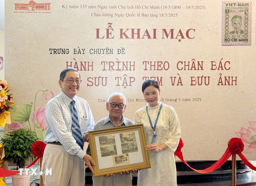 Bảo tàng Thành phố Hồ Chí Minh tiếp nhận bộ tem từ nhà sưu tập Trần Văn Bùi. (Ảnh: Thu Hương/TTXVN)