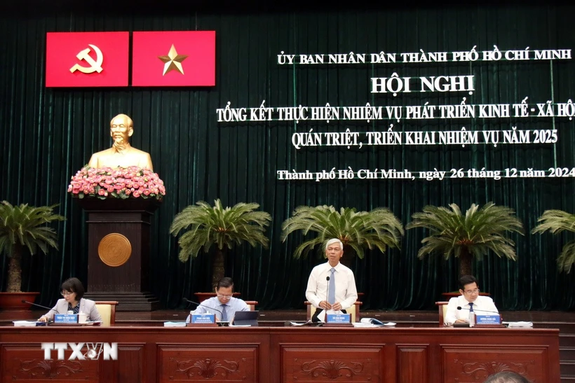 Lãnh đạo Ủy ban Nhân dân Thành phố Hồ Chí Minh chủ trì Hội nghị tổng kết thực hiện nhiệm vụ kinh tế-xã hội năm 2024. (Ảnh: Tiến Lực/ TTXVN)