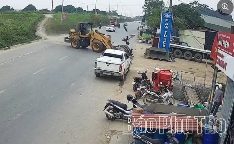 Hiện trường vụ tai nạn giao thông nghiêm trọng xảy ra trên Quốc lộ 32, đoạn qua xã Tam Nông, tỉnh Phú Thọ. (Nguồn: Báo Phú Thọ)