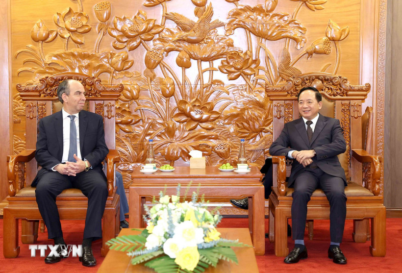 Trưởng Ban Tuyên giáo và Dân vận Trung ương Trịnh Văn Quyết tiếp Đại sứ Cuba tại Việt Nam Rogelio Polanco Fuentes. (Ảnh: Phương Hoa/TTXVN)