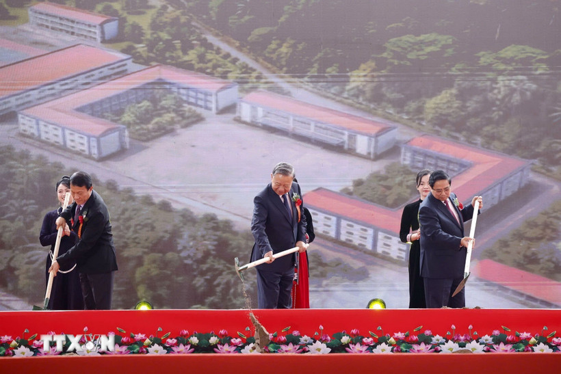 Tổng Bí thư Tô Lâm, Thủ tướng Phạm Minh Chính và các đại biểu thực hiện nghi thức khởi công, động thổ đồng loạt các trường nội trú liên cấp biên giới. (Ảnh: Thống Nhất/TTXVN)