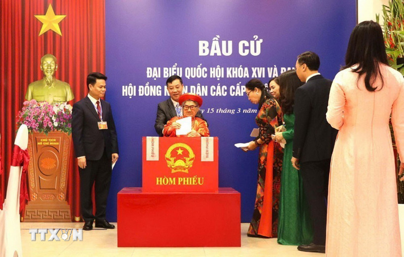 Cử tri Nguyễn Thị Khẩn, 96 tuổi là cử tri lớn tuổi nhất khu vực bỏ phiếu số 8, phường Hải An, thành phố Hải Phòng tham gia bỏ phiếu. (Ảnh: Hoàng Ngọc/TTXVN)