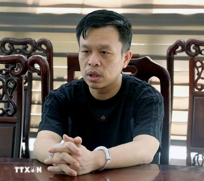 Đối tượng Hoàng Tứ Trạch (sinh năm 1985, trú tại thành phố Vinh, Nghệ An) tại cơ quan Công an. (Ảnh: TTXVN phát)