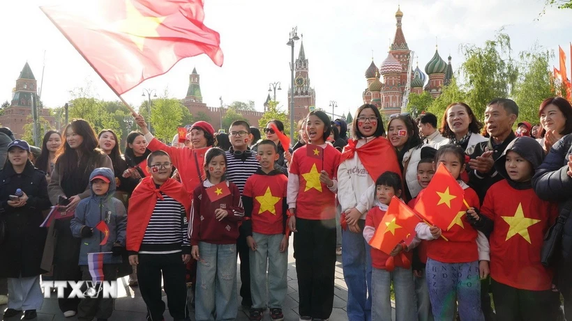 Kiều bào Việt Nam tại Liên bang Nga tập trung chào đón đoàn Quân đội Nhân dân Việt Nam trên Quảng trường Đỏ. (Ảnh: Tâm Hằng/TTXVN)