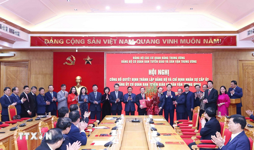 Đồng chí Trần Cẩm Tú và đồng chí Nguyễn Trọng Nghĩa trao Quyết định thành lập Đảng bộ cơ quan Ban Tuyên giáo và Dân vận Trung ương. (Ảnh: Phương Hoa/ TTXVN)
