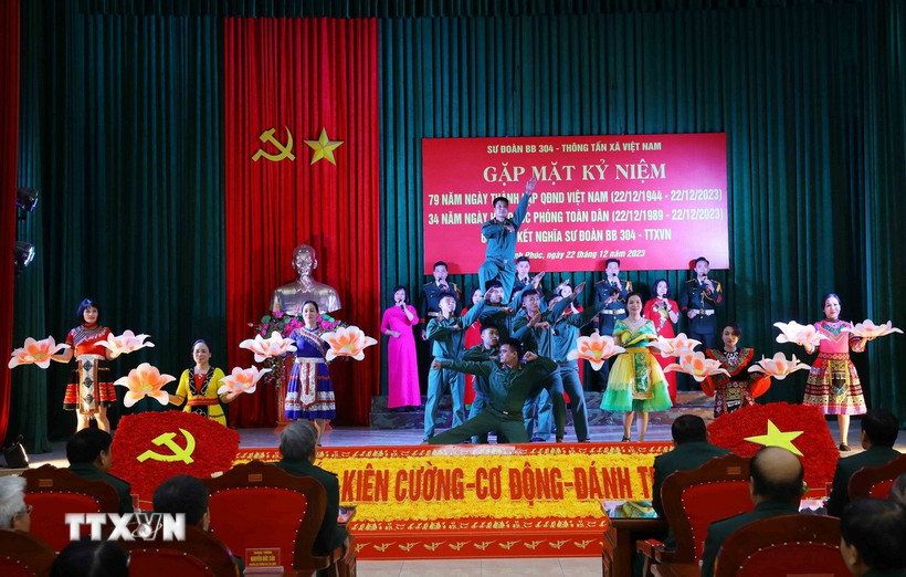 Chương trình văn nghệ chào mừng kỷ niệm 63 năm kết nghĩa Sư đoàn 304-Thông tấn xã Việt Nam. (Ảnh: An Đăng/TTXVN)