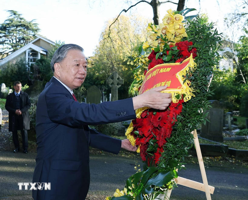 Tổng Bí thư Tô Lâm và phu nhân viếng mộ Karl Marx tại nghĩa trang Highgate ở Anh Tổng Bí thư Tô Lâm đặt vòng hoa viếng tại mộ Karl Marx - Lãnh tụ của giai cấp vô sản. (Ảnh: Thống Nhất/TTXVN)
