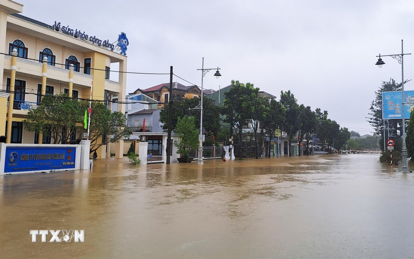 Khu vực đi Cầu Lòn trên đường Bùi Thị Xuân, phường Thuận Hóa, thành phố Huế còn ngập sâu vào sáng 28/10. (Ảnh: Nguyên Lý/TTXVN)