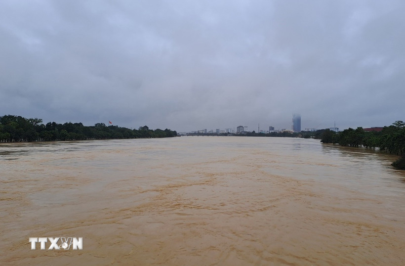 Lũ trên sông Hương, thành phố Huế trên báo động 3. (Ảnh: Nguyên Lý/TTXVN)