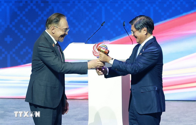 Tổng thống Philippines Ferdinand Marcos Jr. tiếp nhận vai trò Chủ tịch ASEAN 2026 của Philippines từ Thủ tướng Malaysia Anwar Ibrahim, Chủ tịch ASEAN 2025. (Ảnh: Dương Giang/TTXVN)