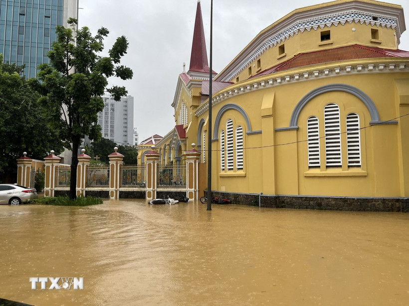 Nhiều tuyến đường chính ở thành phố Huế ngập sâu. (Ảnh: Văn Dũng/TTXVN)