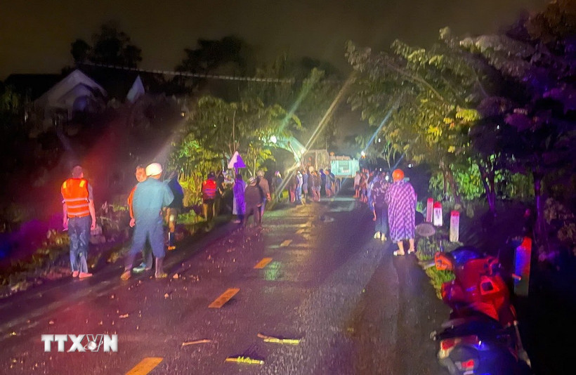 Các lực lượng chức năng tìm kiếm nữ giáo viên Nguyễn Thị Hồng Bảo Hân (xã D’ran) bị nước cuốn mất tích vào chiều tối 27/10. (Ảnh: TTXVN phát)