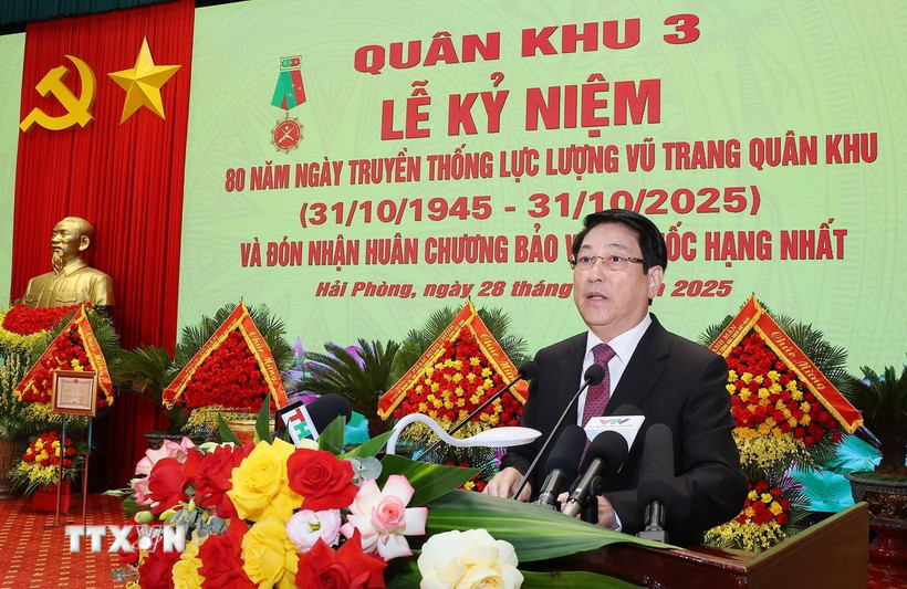 Chủ tịch nước Lương Cường chúc mừng Lực lượng vũ trang Quân khu 3. (Ảnh: Lâm Khánh/TTXVN)