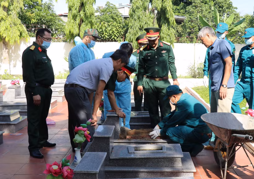 Lực lượng chức năng thực hiện khai quật, lấy mẫu hài cốt liệt sỹ tại các phần mộ chưa xác định thông tin tại Nghĩa trang liệt sỹ xã Cư Jút (tỉnh Lâm Đồng). (Ảnh: Nguyễn Huy Thành/TTXVN)
