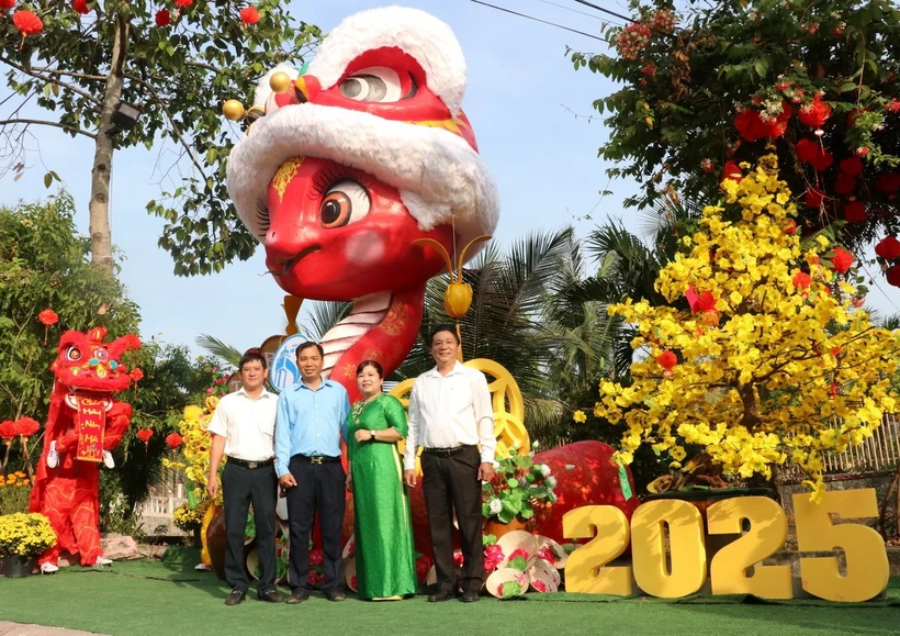 Độc đáo linh vật rắn tại phường Tương Bình Hiệp, thành phố Thủ Dầu Một, tỉnh Bình Dương. (Ảnh: Dương Chí Tưởng/TTXVN)