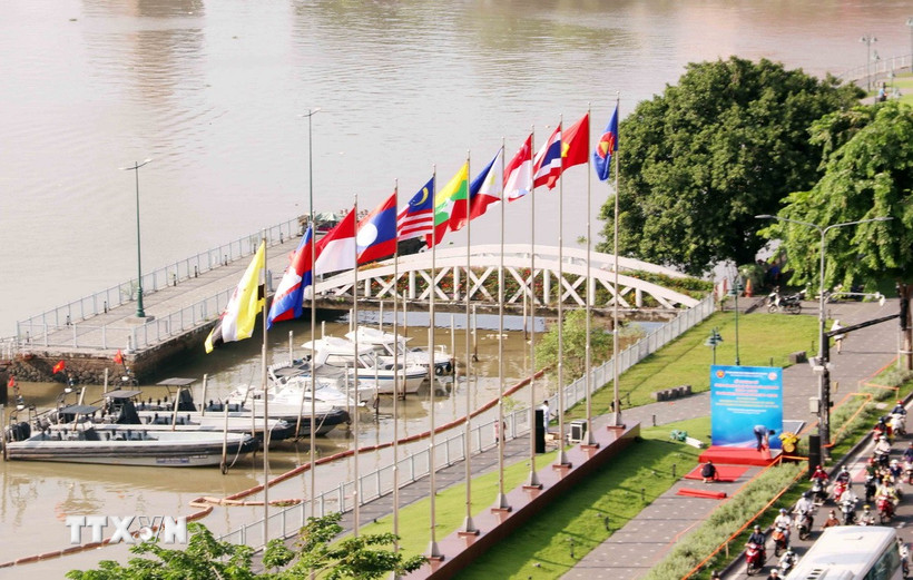 Cụm cờ các nước ASEAN được đặt tại Công viên Bạch Đằng bên bờ sông Sài Gòn ngay trong khu vực trung tâm Thành phố Hồ Chí Minh. (Ảnh: Xuân Khu/TTXVN)