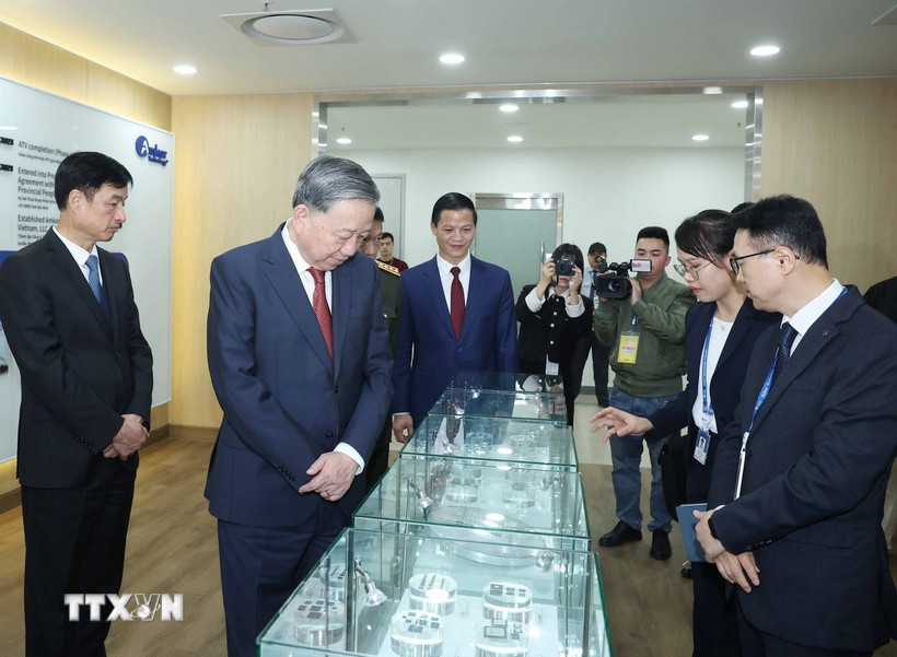 Tổng Bí thư Tô Lâm thăm Công ty trách nhiệm hữu hạn Amkor Technology Việt Nam (vốn Hàn Quốc) tại Khu Công nghiệp Yên Phong II-C, tỉnh Bắc Ninh. (Ảnh: Thống Nhất/TTXVN)