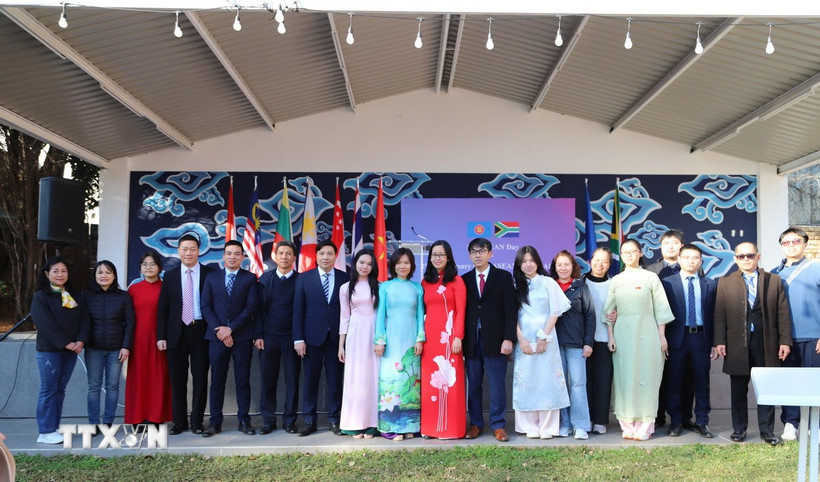 Các cán bộ, nhân viên, phu quân, phu nhân Đại sứ quán Việt Nam tại Pretoria và các cơ quan bên cạnh tham dự Lễ kỷ niệm. (Ảnh: Hồng Minh/TTXVN)