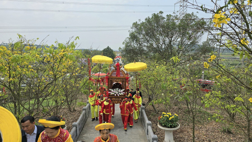 Các bô lão và nhân dân địa phương trang trọng thực hiện nghi thức rước nước vào Thái Miếu để làm lễ bao sái và dâng cúng, mở đầu cho mùa lễ hội linh thiêng tại di sản thế giới. (Ảnh: Thanh Vân/TTXVN)