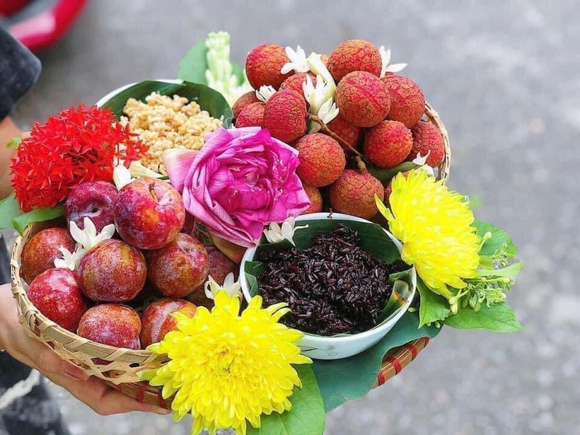 Trên mâm cúng Tết Đoan Ngọ của nhiều gia đình thường không thể thiếu mận, vải, cơm rượu nếp, bánh tro.