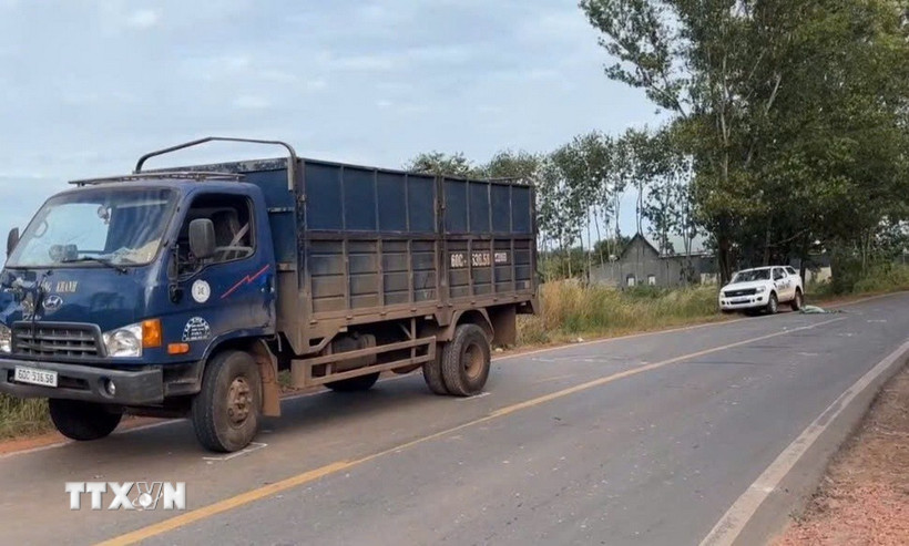 Hiện trường vụ xe tải 2 lần cán qua người nạn nhân sau tai nạn. (Ảnh: Đậu Tất Thành/TTXVN)