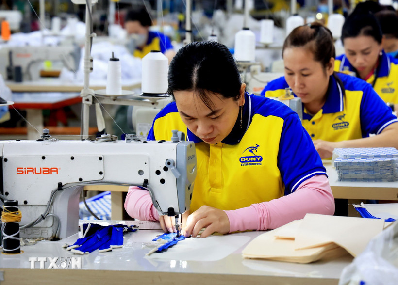 Sản xuất hàng dệt may xuất khẩu. (Ảnh: Hồng Đạt/TTXVN)