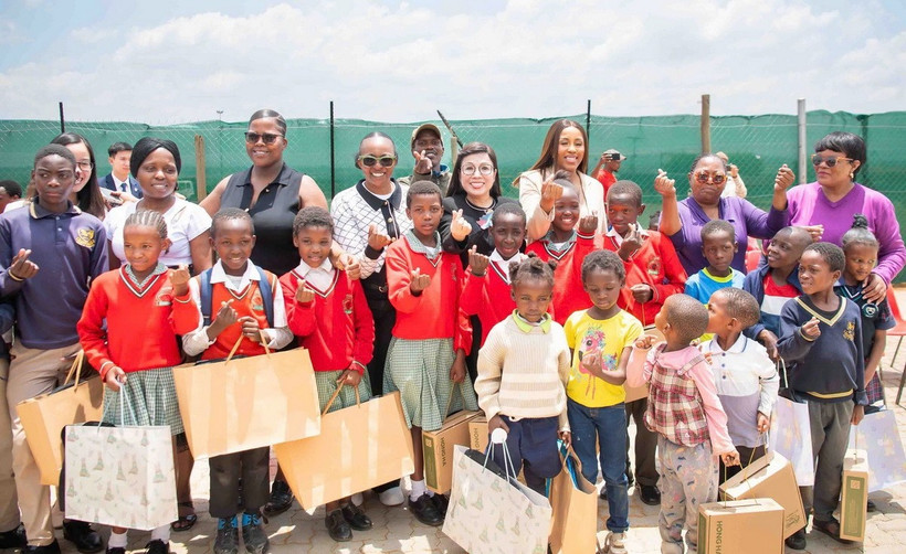 Bà Lê Thị Bích Trân - Phu nhân Thủ tướng Phạm Minh Chính thăm và trao quà cho người dân tại khu dân cư Tsakane (Nam Phi). (Ảnh: TTXVN phát)
