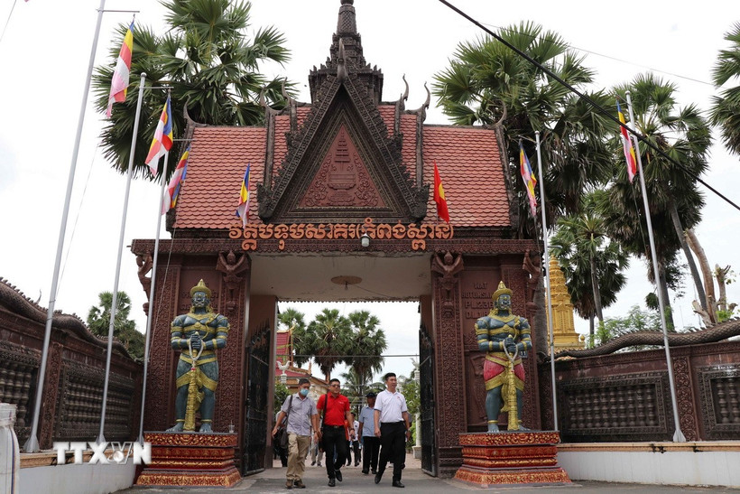 Khách tham quan chùa chùa Botumsakor (chùa Chợ, thị trấn Cầu Kè), nơi trồng cây dừa sáp đầu tiên ở Việt Nam. (Ảnh: Thanh Hòa/TTXVN)