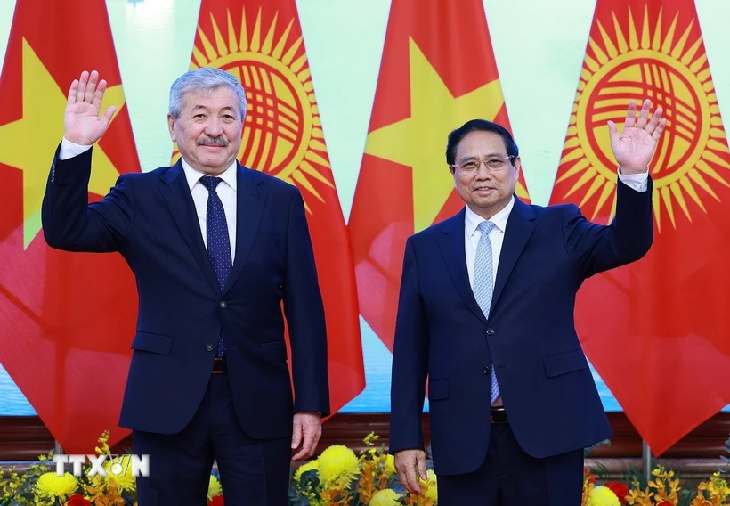 Prime Minister Pham Minh Chinh and Kyrgyz Prime Minister Adylbek Kasimalyev hold talks. (Photo: Duong Giang/VNA)