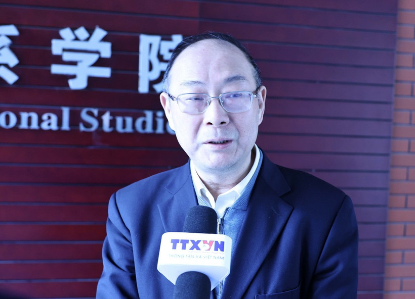 Giáo sư Kim Xán Vinh, Phó Viện trưởng Học viện Quan hệ quốc tế thuộc Đại học Nhân dân Trung Quốc trả lời phỏng vấn phóng viên TTXVN. (Ảnh: Quang Hưng/TTXVN)