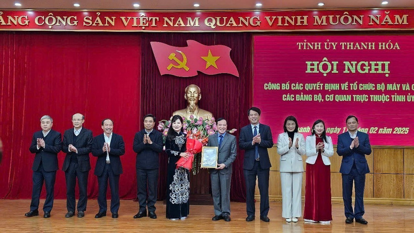 Ông Lại Thế Nguyên (thứ 5 từ phải sang), Phó Bí thư Thường trực Tỉnh ủy, Chủ tịch Hội đồng Nhân dân tỉnh, Trưởng đoàn Đại biểu Quốc hội tỉnh Thanh Hóa giữ chức vụ Bí thư Đảng ủy các cơ quan Đảng tỉnh nhiệm kỳ 2020-2025. (Ảnh: Việt Hoàng/TTXVN)