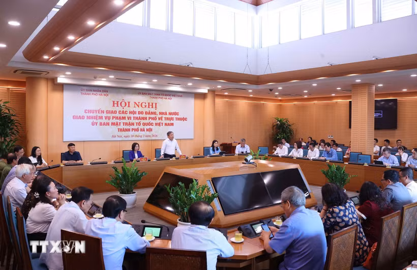 Hội nghị chuyển giao các Hội do Đảng, Nhà nước giao nhiệm vụ phạm vi Thành phố về trực thuộc Ủy ban Mặt trận Tổ quốc Việt Nam thành phố Hà Nội. (Ảnh: Văn Điệp/TTXVN)