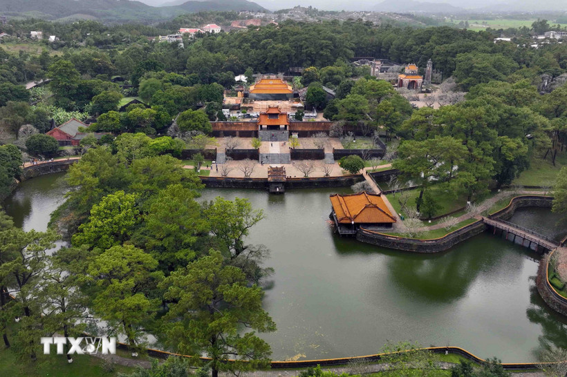 Lăng Tự Đức (Khiêm Lăng) được xây dựng nằm bên phải đồi Cảnh Vọng thuộc thôn Thủy Ba, phường Thủy Xuân, thành phố Huế. Lăng Tự Đức là công trình kiến trúc đẹp nhất thời nhà Nguyễn, nơi đây là chốn yên nghỉ của vua Tự Đức - vị vua tại vị lâu nhất trong số 13 đời vua triều Nguyễn. (Ảnh: Vũ Sinh/TTXVN)