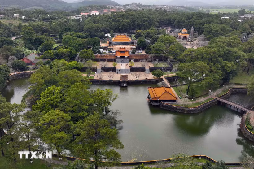 Lăng Tự Đức (Khiêm Lăng) được xây dựng nằm bên phải đồi Cảnh Vọng thuộc thôn Thủy Ba, phường Thủy Xuân, thành phố Huế. Lăng Tự Đức là công trình kiến trúc đẹp nhất thời nhà Nguyễn, nơi đây là chốn yên nghỉ của vua Tự Đức - vị vua tại vị lâu nhất trong số 13 đời vua triều Nguyễn. (Ảnh: Vũ Sinh/TTXVN)