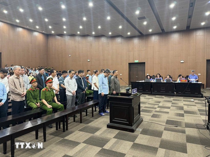 Các bị cáo nghe đại diện Viện Kiểm sát giữ quyền công tố tại phiên tòa đọc cáo trạng. (Ảnh: Kim Anh/TTXVN)