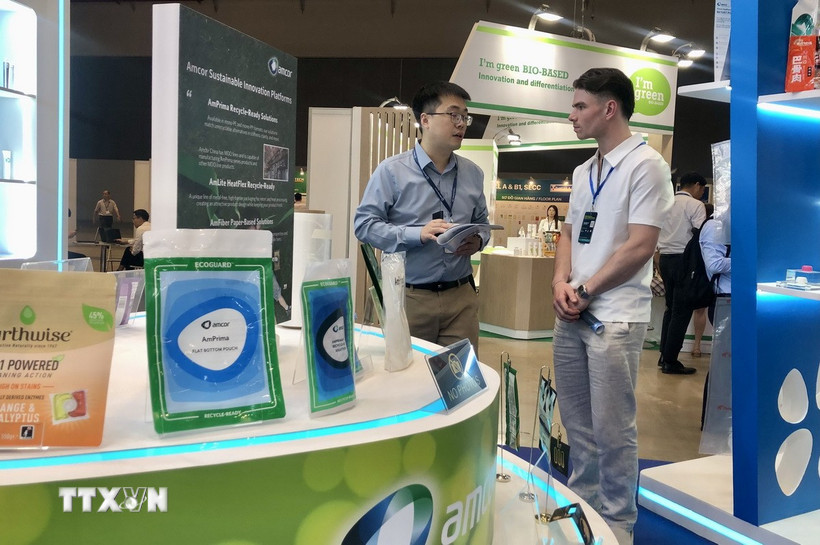 Giới thiệu sản phẩm tại chuỗi triển lãm quốc tế chuyên ngành công nghệ bao bì, đồ uống, nhựa và cao su. (Ảnh: Mỹ Phương/TTXVN)