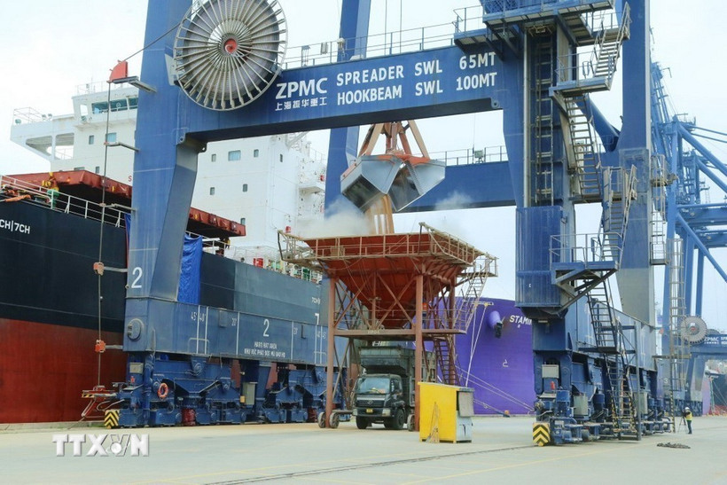 Bốc xếp hàng hóa ở Cảng Container quốc tế Cái Lân (Quảng Ninh). (Ảnh: TTXVN phát)