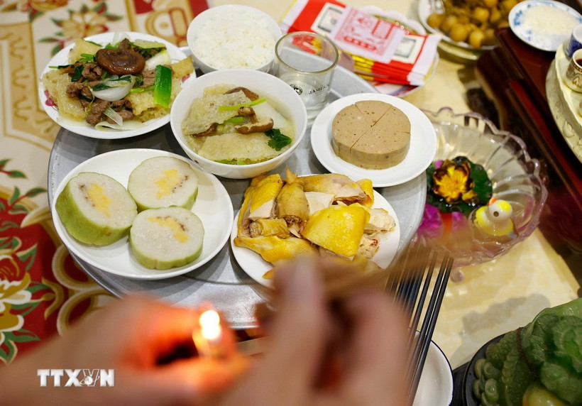 Các gia đình chuẩn bị mâm lễ cúng Rằm tháng Giêng để bày tỏ lòng thành kính đối với ông bà, tổ tiên, cầu mong một năm may mắn, an lành. (Ảnh: Minh Quyết/TTXVN)