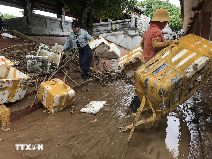 Dọn dẹp vệ sinh tại Bến thả hoa bờ Nam sông Thạch Hãn, thị xã Quảng Trị. (Ảnh: Thanh Thủy/TTXVN)